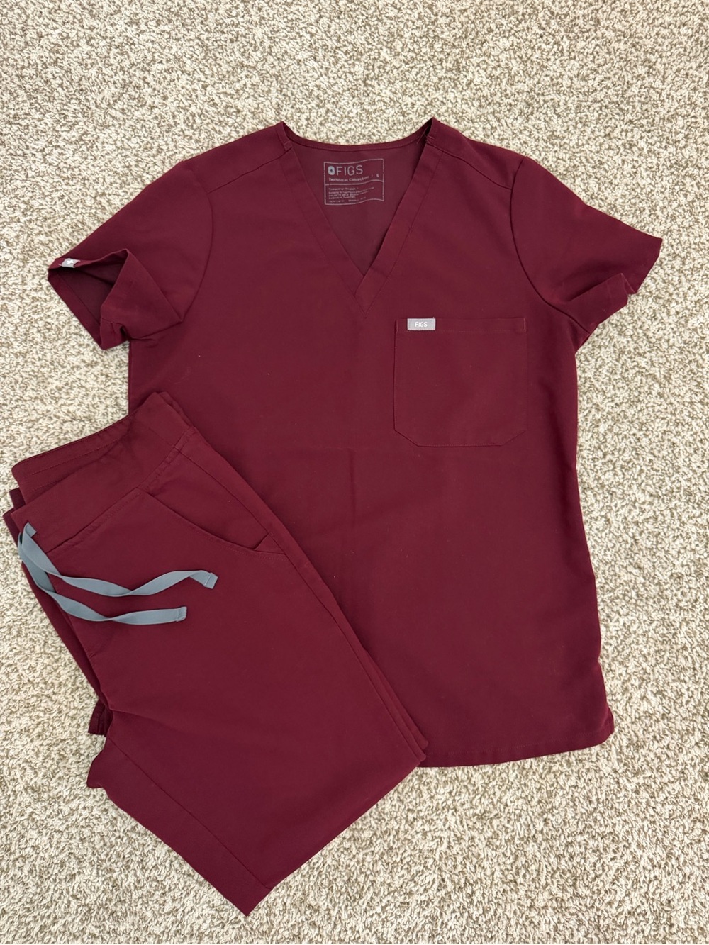 Figs Women's Short Sleeve Scrub Set - Burgundy